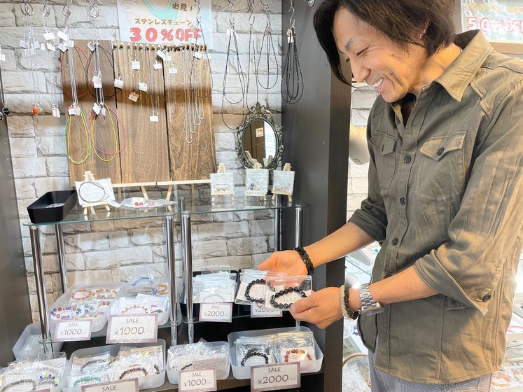 スタッフがお客様に最適な石をご案内します。