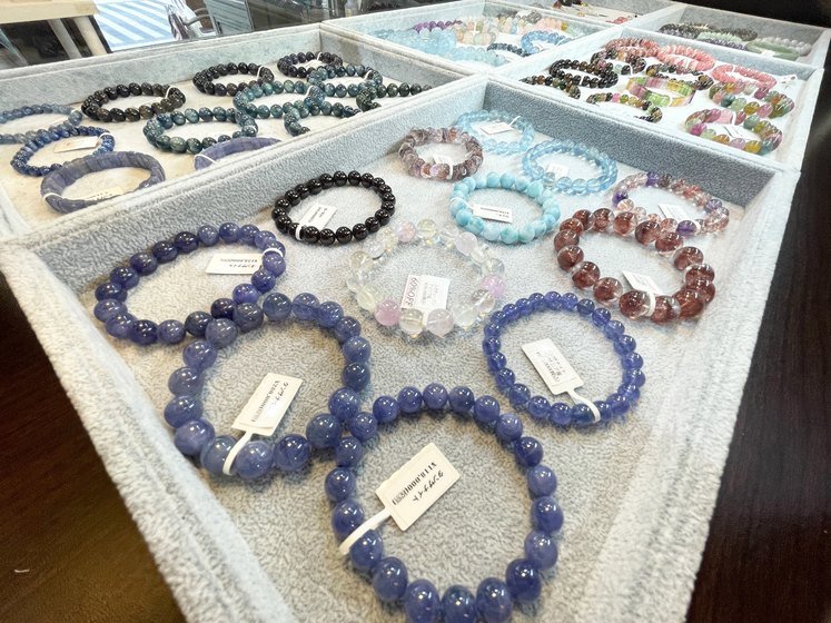 ショーケースの中には希少石がびっしり