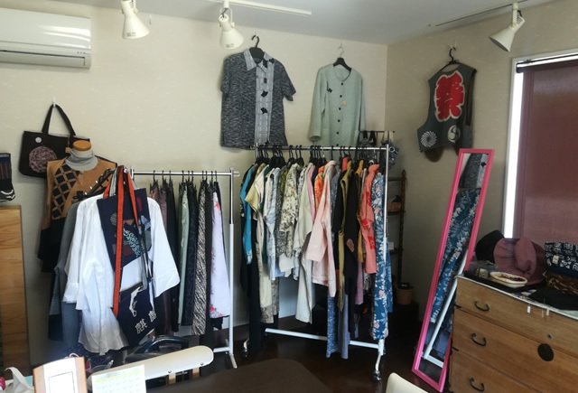 沢山のリメイク商品が並ぶ店内。