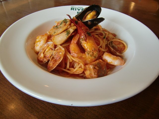 魚介たっぷりトマトソースパスタ♪