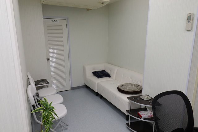 白を基調とした明るい店内