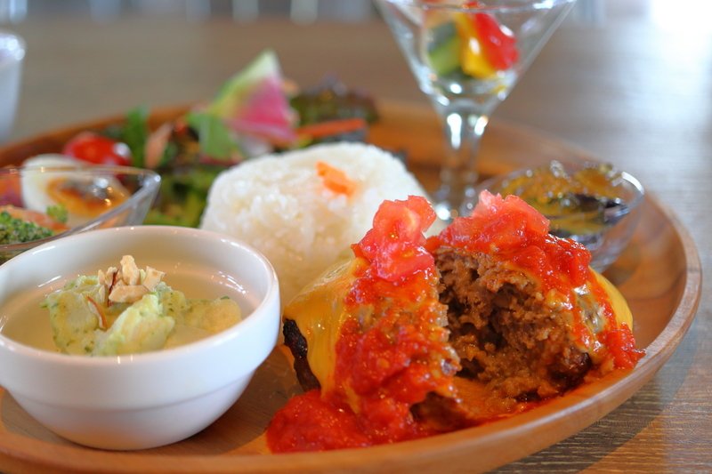 ハンバーグプレート（チーズトマト）