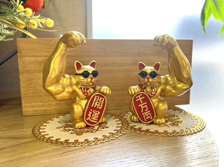 片腕ムキムキ招き猫