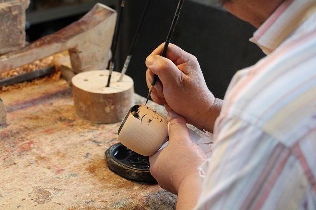 こけしの顔絵づけ