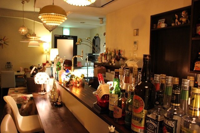 白い店内に間接照明が柔らかさを演出。