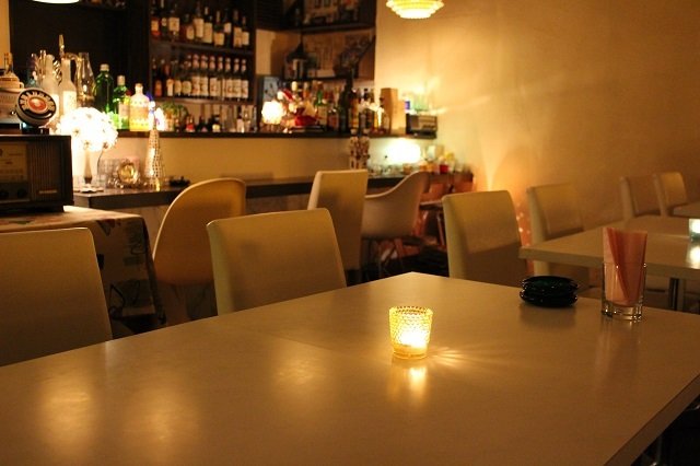 テーブル席とカウンター席がございます。