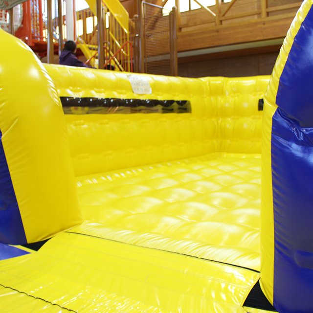 エア遊具で思いっきりジャンプ！