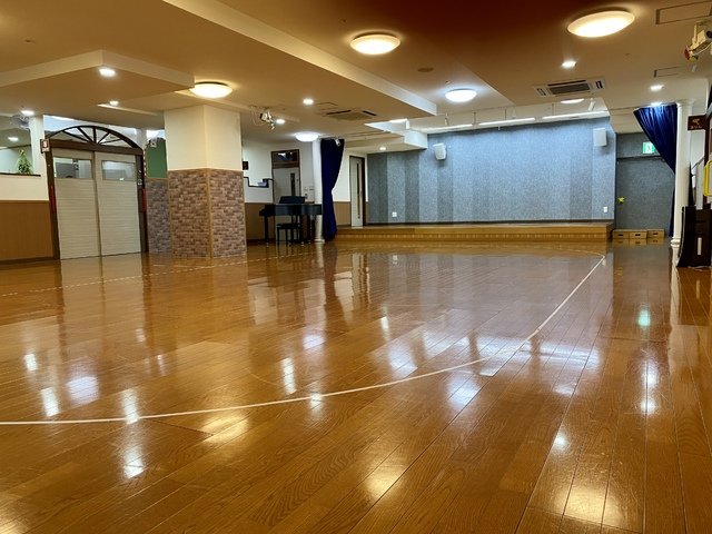 ビル内とは思えない広い園内