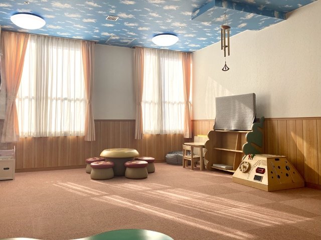 太陽が差し込む明るい園内