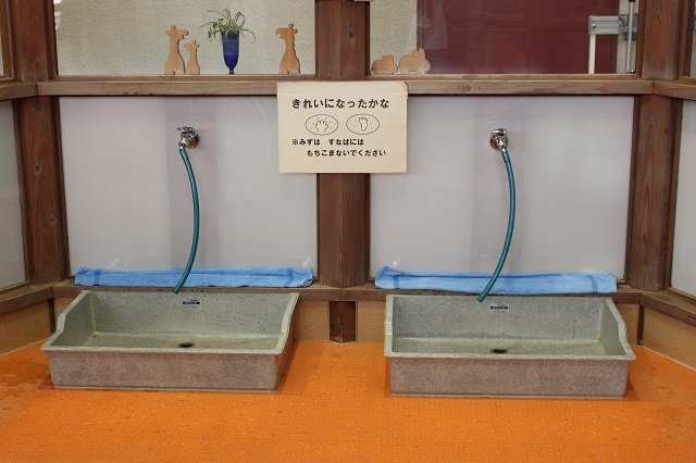 お砂遊びをしてもその場で手洗いができます。