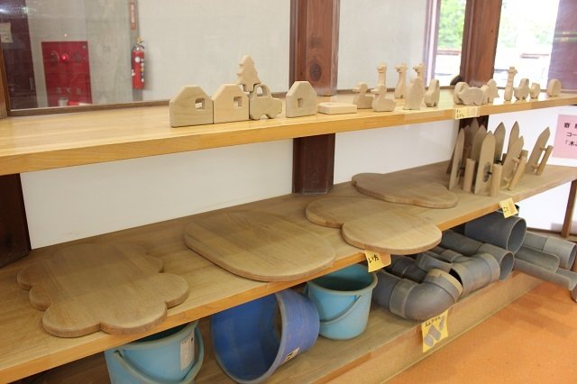 道具を使って、サンドアートの制作だってできちゃう。