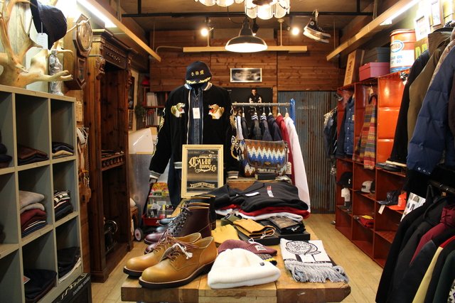 店内いっぱいに並べられたものの中から、お気に入りを見つけてください。