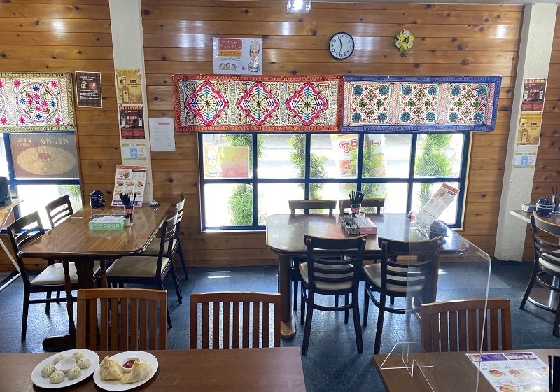 店内は明るく広々と。店内に入るとカレーの香りが食欲をそそります。