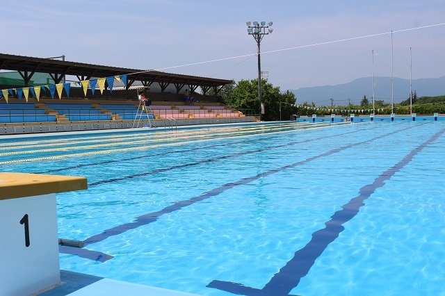 屋外の50mプールは解放感抜群！