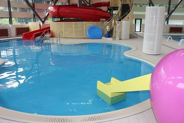 幼児用プール・奥はウォータースライダー