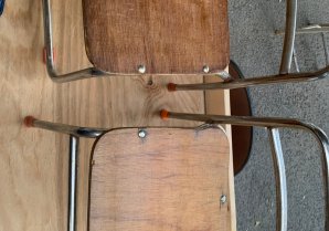 出店してる時に使用している小さい椅子、座面がボロボロだったので、剥がして着色ニスを塗ってみました。かわいくなりました😃今日は日中32°Cに...