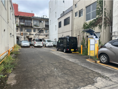 福島置賜郵便局の目の前にある駐車場です