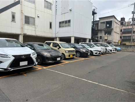 福島置賜郵便局の目の前にある駐車場です