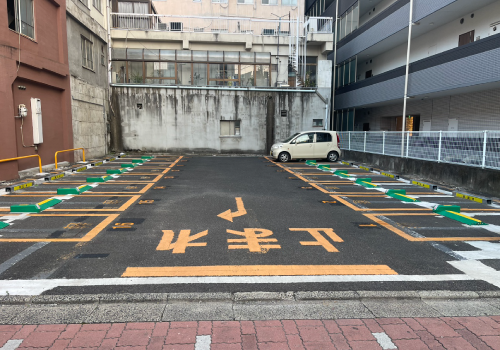 万世町にある軽専用駐車場です