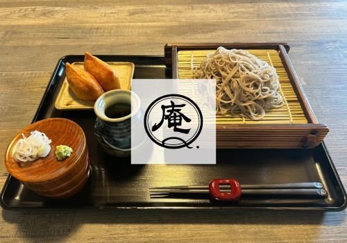 蕎麦の香りと甘いお揚げ。心もお腹も満たされる至福のセット。