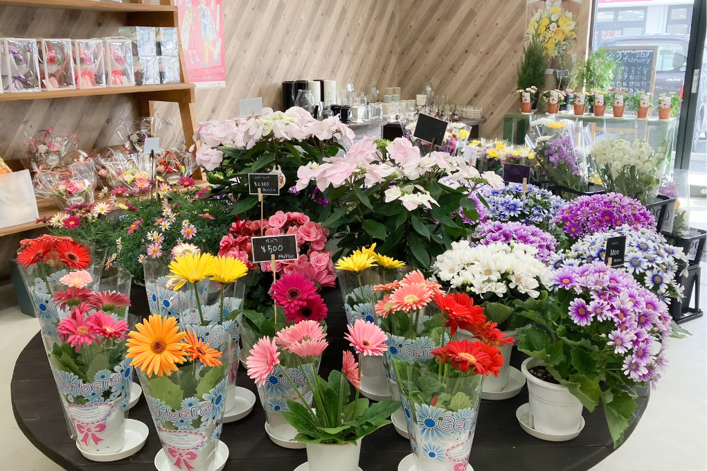 花と植物のある暮らしはいかが？フラワーショップ「花の箱」さんで花束
